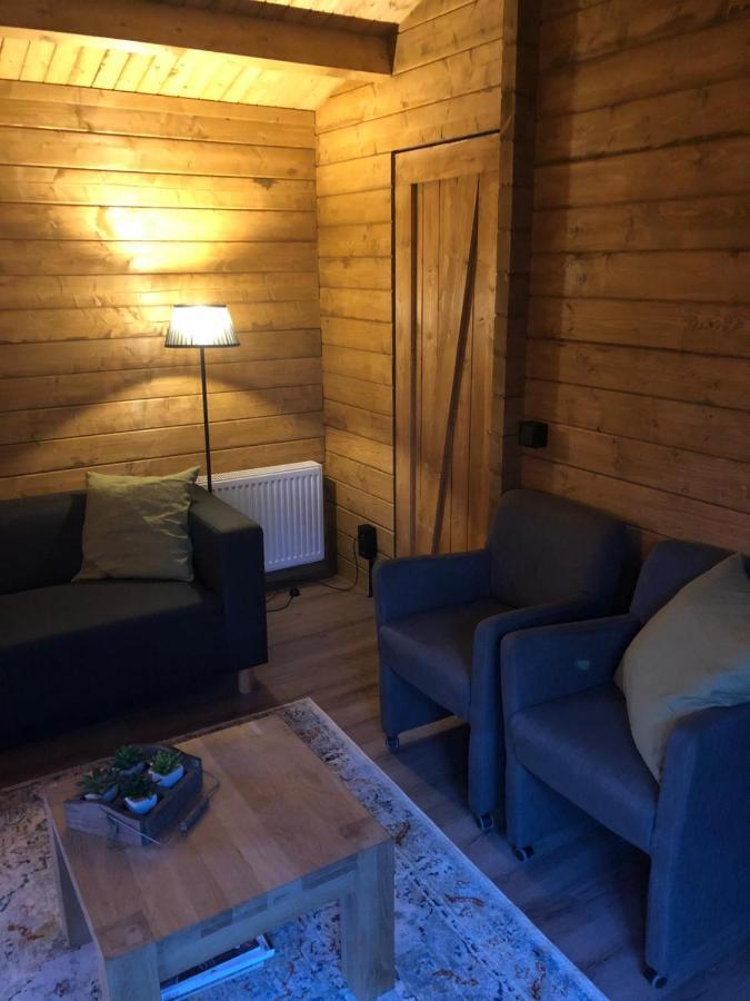 فيلا 3 Slaapkamer Blokhut Met Opgemaakte Bedden بوتِنْ المظهر الخارجي الصورة