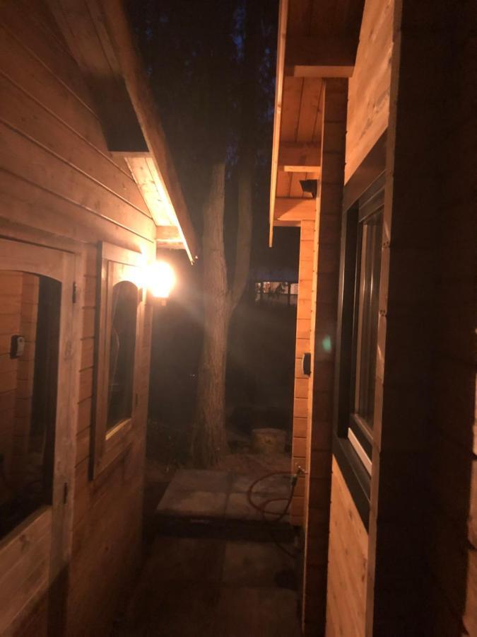 فيلا 3 Slaapkamer Blokhut Met Opgemaakte Bedden بوتِنْ المظهر الخارجي الصورة